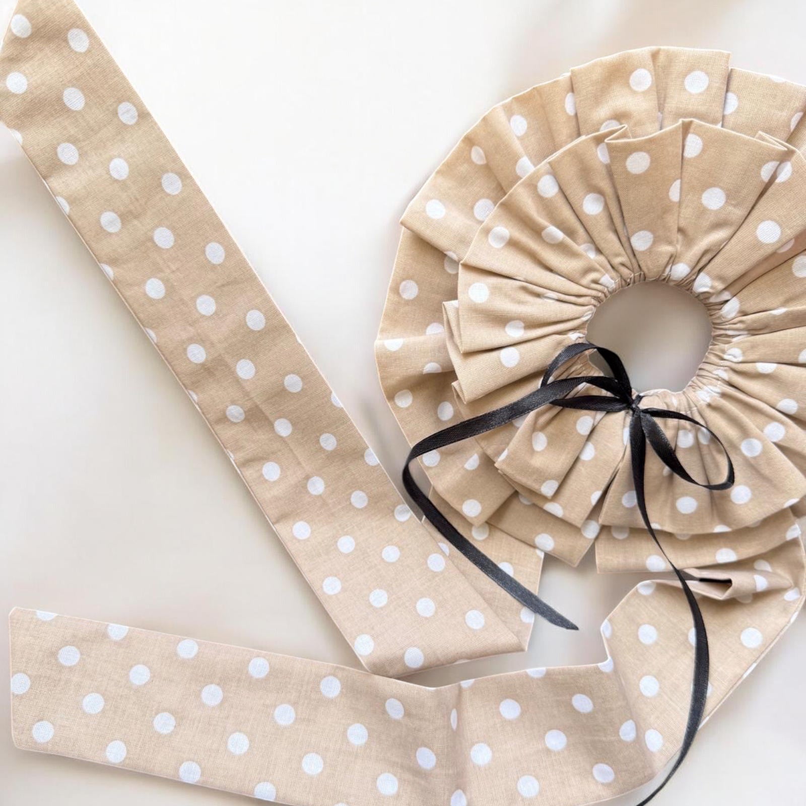 Beige pois blanc
